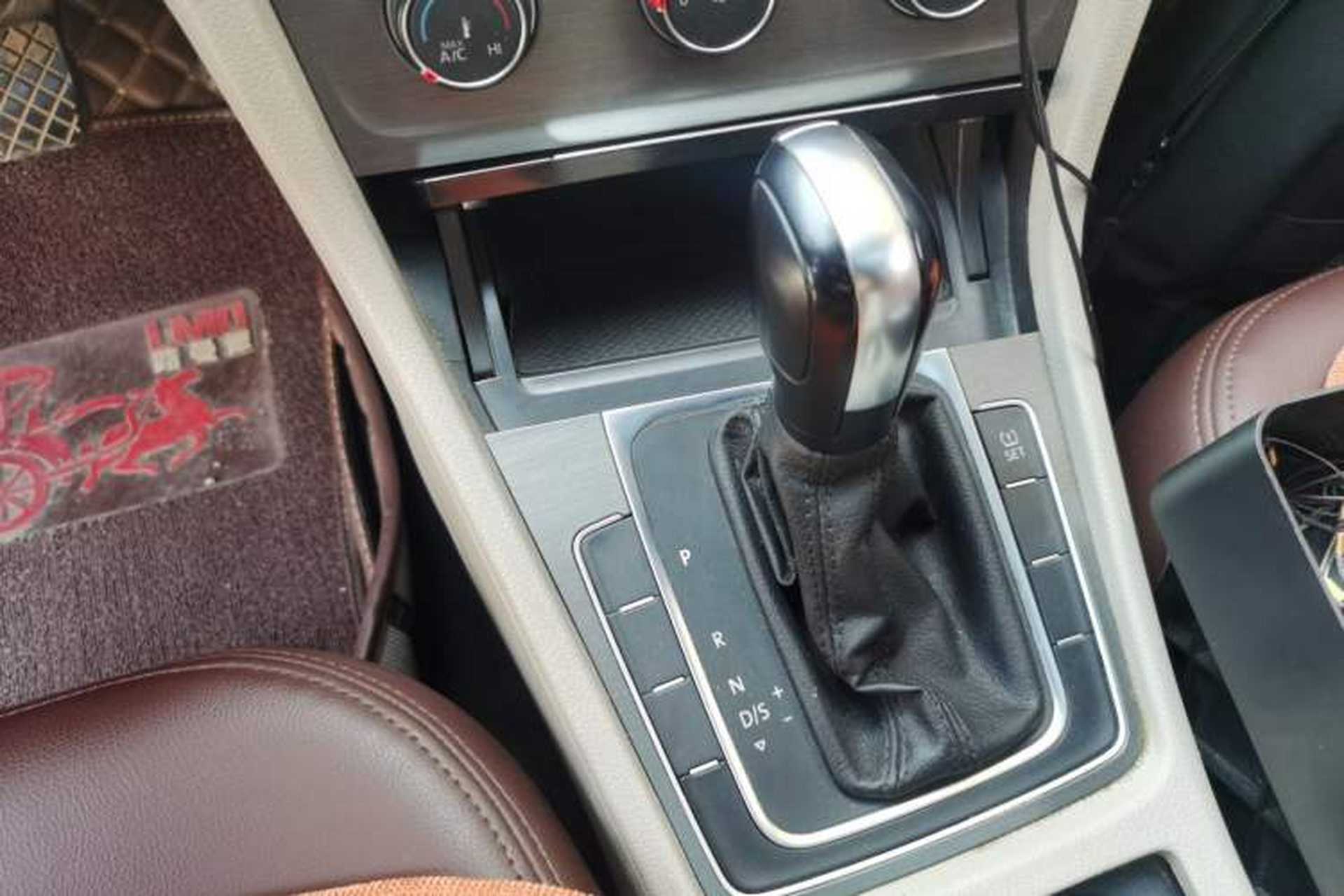 Used Volkswagen Golf 2015 1.6L Automatic Comfort Model Gear Lever