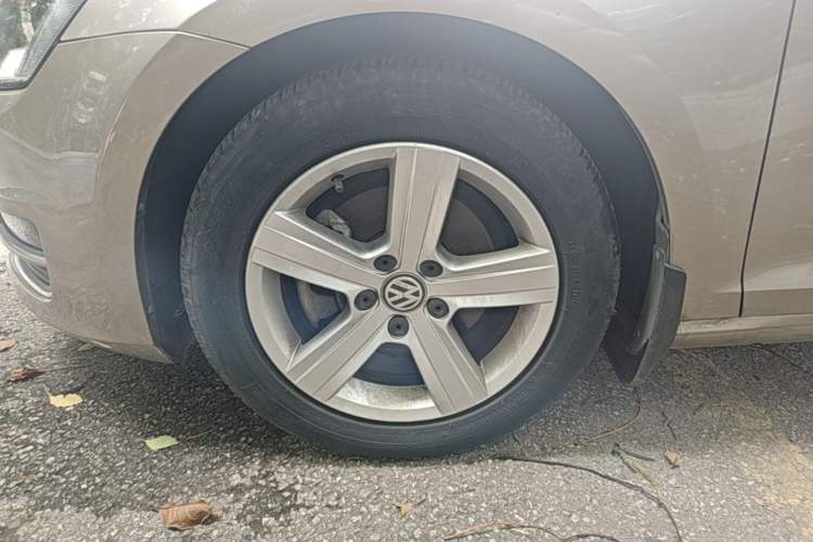 Used Volkswagen Golf 2015 1.6L Automatic Comfort Model Left Front Wheel Hub