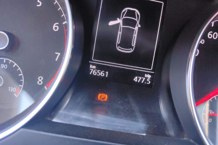 Used Volkswagen Golf 2015 1.4TSI Automatic Comfort Model Odometer Close Up