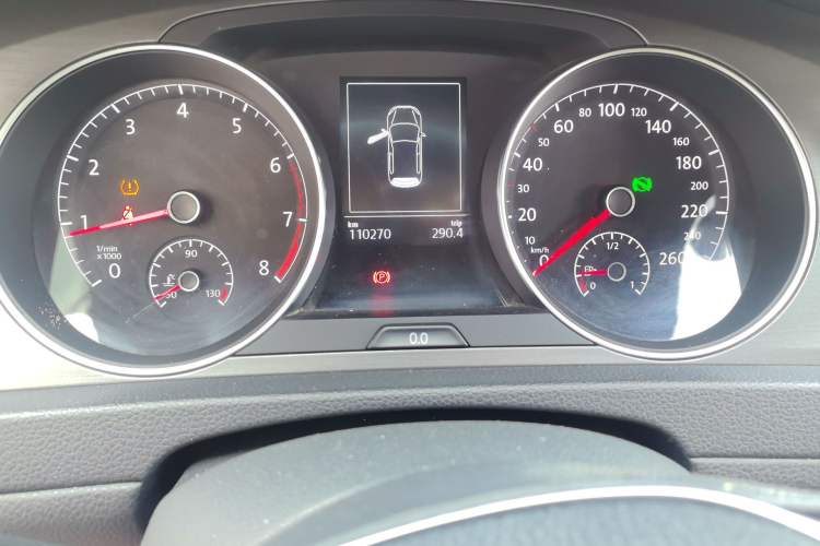 Used Volkswagen Golf 2015 1.4TSI Automatic Comfort Model Odometer Close Up
