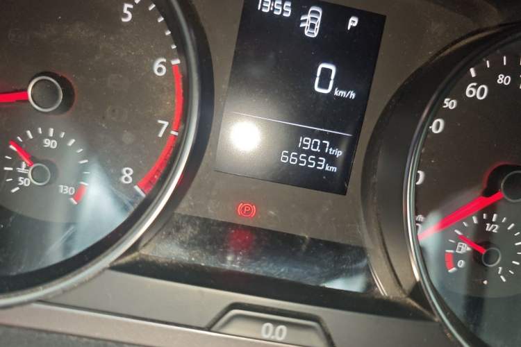 Used Volkswagen Golf 2015 1.6L Automatic Fashion Model Odometer Close Up