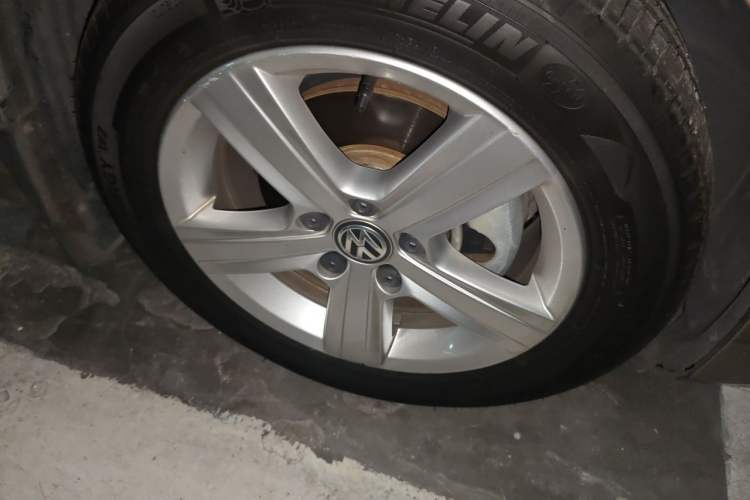 Used Volkswagen Golf 2015 1.4TSI Automatic Luxury Model Right Front Wheel Hub