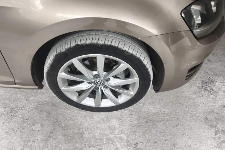 Used Volkswagen Golf 2015 1.4TSI Automatic Flagship Model Right Front Wheel Hub