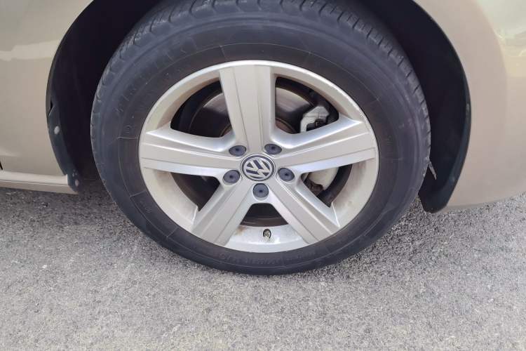 Used Volkswagen Golf 2015 1.4TSI Automatic Comfort Model Right Front Wheel Hub