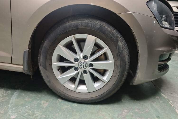 Used Volkswagen Golf 2015 1.6L Automatic Fashion Model Right Front Wheel Hub