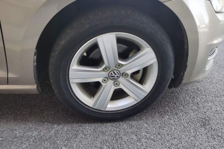 Used Volkswagen Golf 2015 1.6L Automatic Comfort Model Right Front Wheel Hub