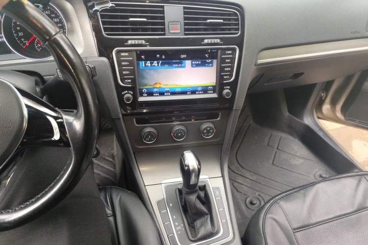 Used Volkswagen Golf 2015 1.6L Automatic Comfort Model Audio And AC Panel