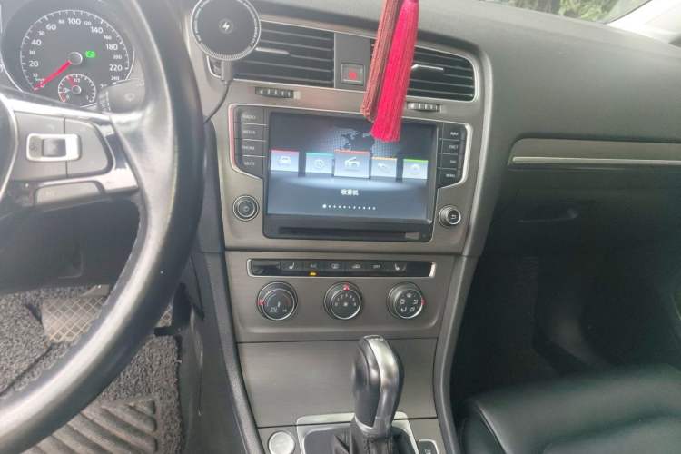 Used Volkswagen Golf 2015 1.4TSI Automatic Luxury Model Audio And AC Panel