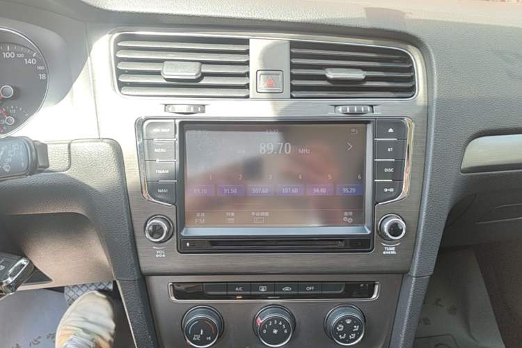 Used Volkswagen Golf 2015 1.6L Automatic Fashion Model Audio And AC Panel