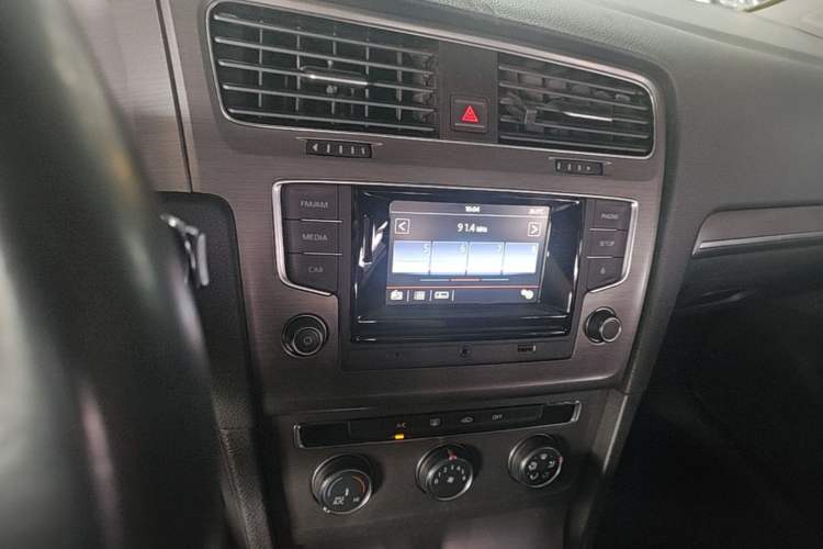 Used Volkswagen Golf 2015 1.4TSI Automatic Comfort Model Audio And AC Panel