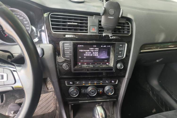 Used Volkswagen Golf 2015 1.4TSI Automatic Flagship Model Audio And AC Panel