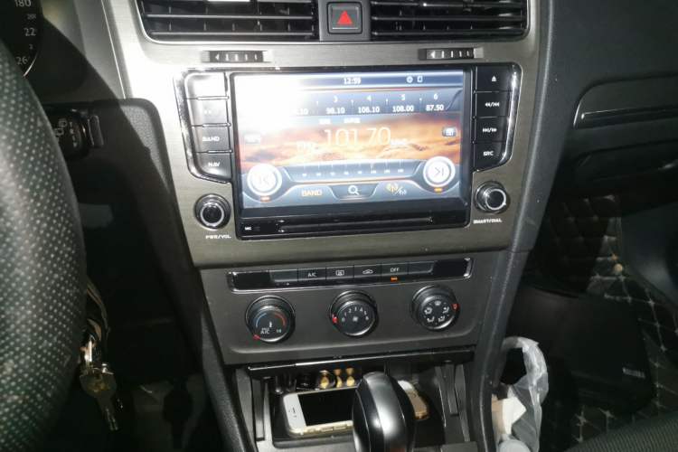 Used Volkswagen Golf 2015 1.6L Automatic Comfort Model Audio And AC Panel