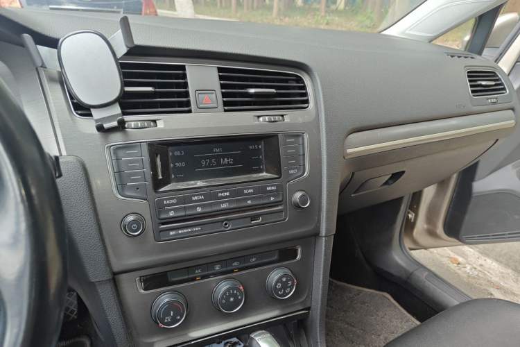 Used Volkswagen Golf 2015 1.2TSI Automatic Comfort Model Audio And AC Panel