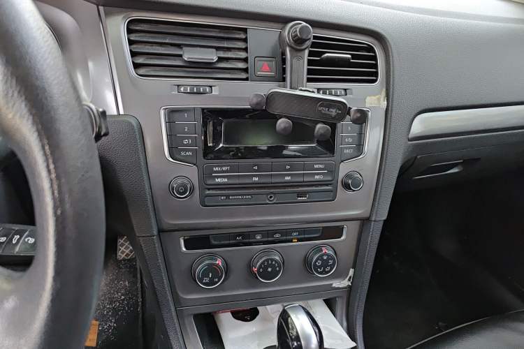 Used Volkswagen Golf 2015 1.6L Automatic Fashion Model Audio And AC Panel