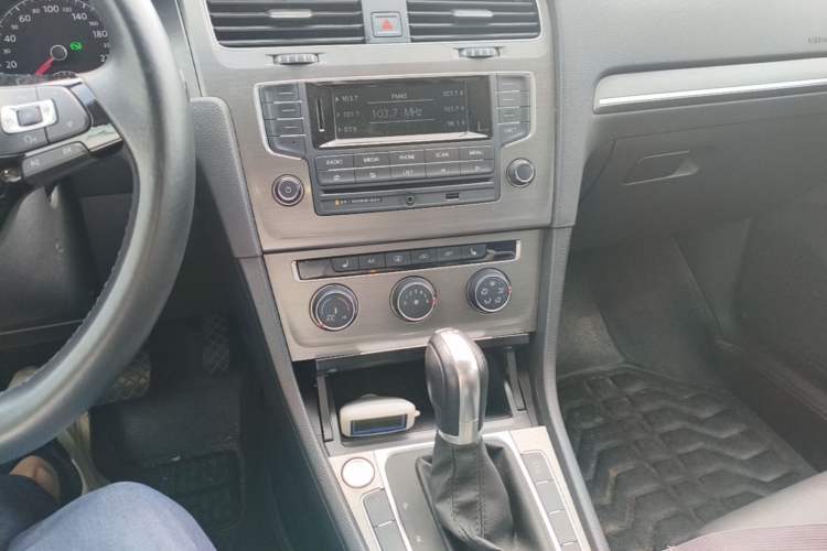 Used Volkswagen Golf 2015 1.4TSI Automatic Luxury Model Audio And AC Panel