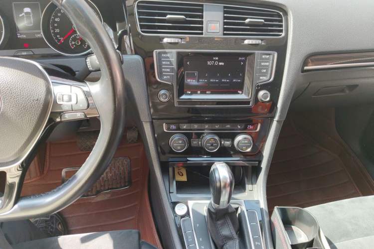 Used Volkswagen Golf 2015 1.4TSI Automatic Flagship Model Audio And AC Panel