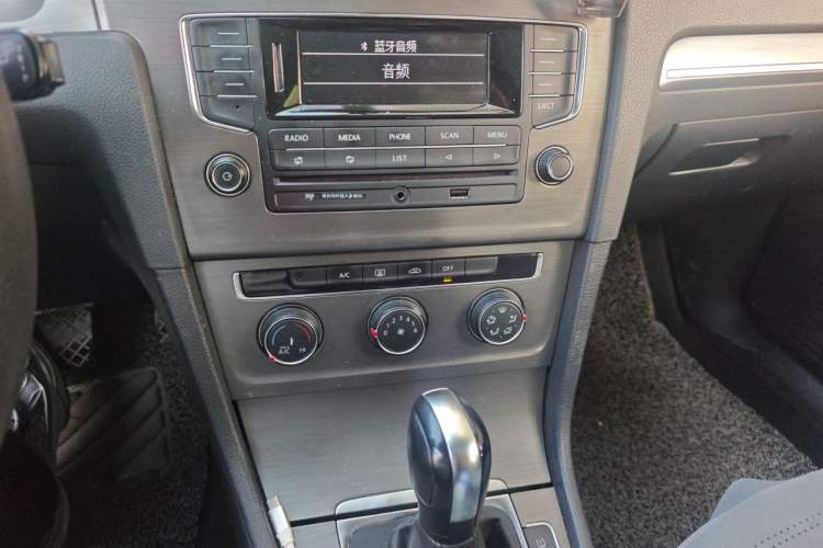 Used Volkswagen Golf 2015 1.6L Automatic Comfort Model Audio And AC Panel
