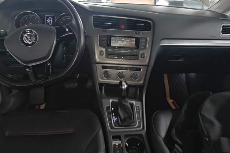 Used Volkswagen Golf 2015 1.4TSI Automatic Comfort Model Audio And AC Panel