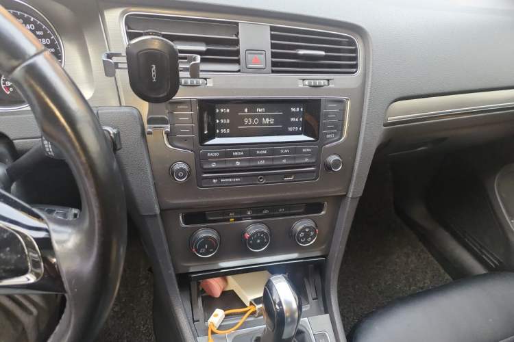Used Volkswagen Golf 2015 1.4TSI Automatic Comfort Model Audio And AC Panel
