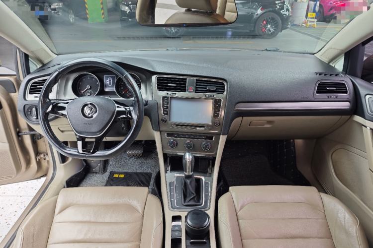 Used Volkswagen Golf 2015 1.6L Automatic Comfort Model Center Console