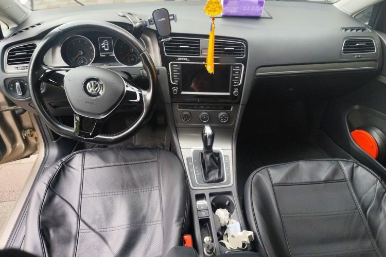Used Volkswagen Golf 2015 1.6L Automatic Comfort Model Center Console