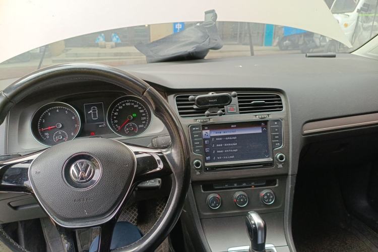 Used Volkswagen Golf 2015 1.6L Automatic Comfort Model Center Console