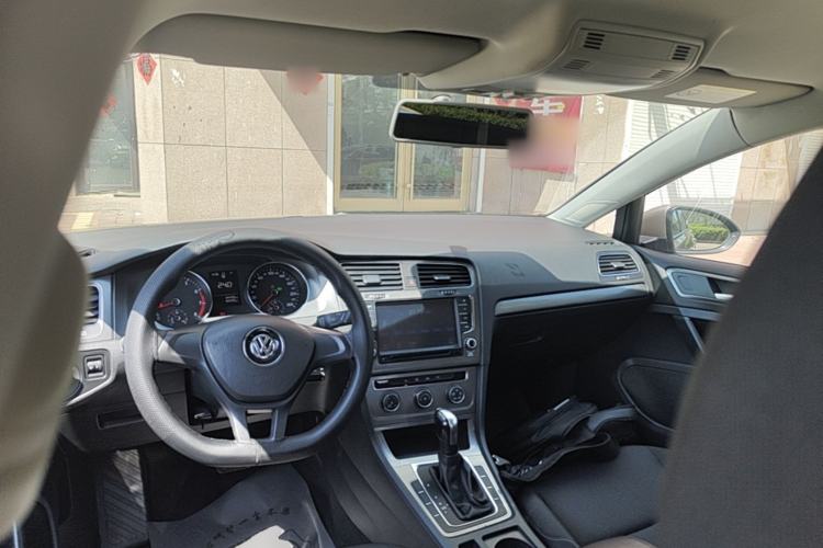 Used Volkswagen Golf 2015 1.6L Automatic Fashion Model Center Console