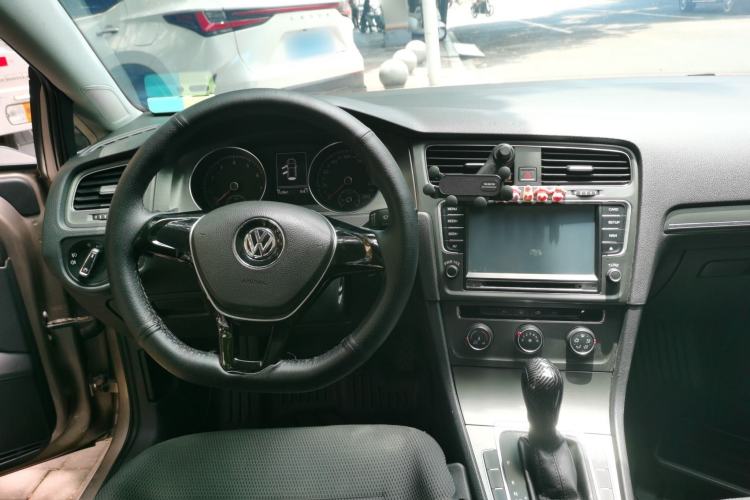 Used Volkswagen Golf 2015 1.6L Automatic Fashion Model Center Console