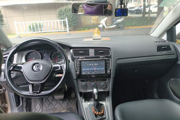 Used Volkswagen Golf 2015 1.4TSI Automatic Comfort Model Center Console