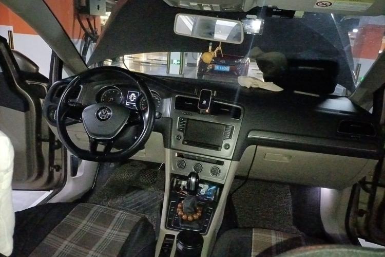 Used Volkswagen Golf 2015 1.2TSI Automatic Comfort Model Center Console
