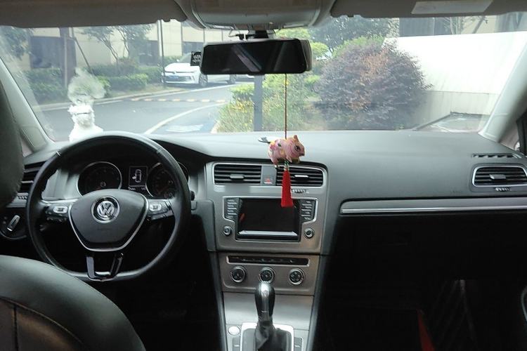 Used Volkswagen Golf 2015 1.4TSI Automatic Luxury Model Center Console