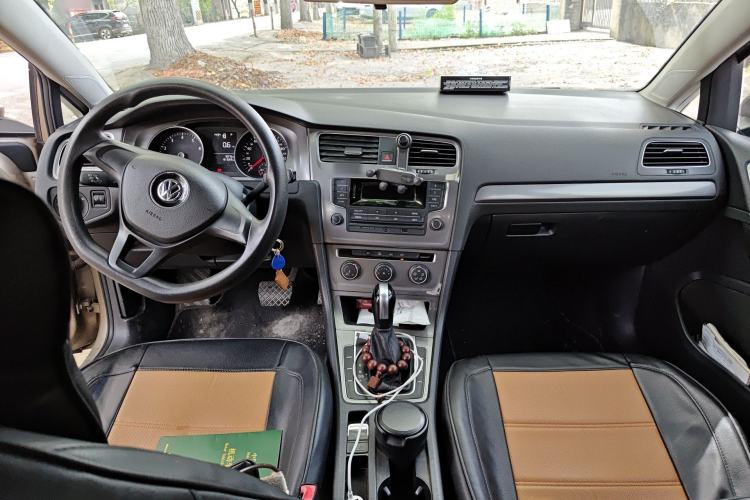Used Volkswagen Golf 2015 1.6L Automatic Fashion Model Center Console