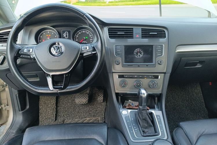 Used Volkswagen Golf 2015 1.4TSI Automatic Luxury Model Center Console