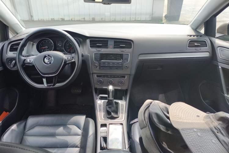 Used Volkswagen Golf 2015 1.4TSI Automatic Luxury Model Center Console