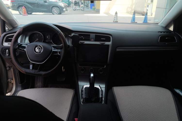 Used Volkswagen Golf 2015 1.6L Automatic Comfort Model Center Console