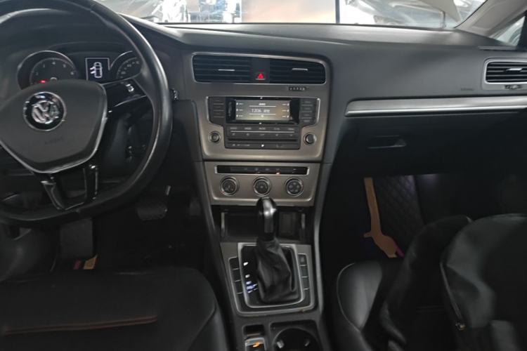 Used Volkswagen Golf 2015 1.4TSI Automatic Comfort Model Center Console
