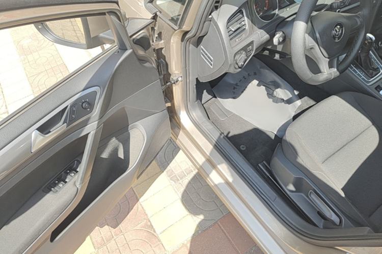 Used Volkswagen Golf 2015 1.6L Automatic Fashion Model Driver Seat