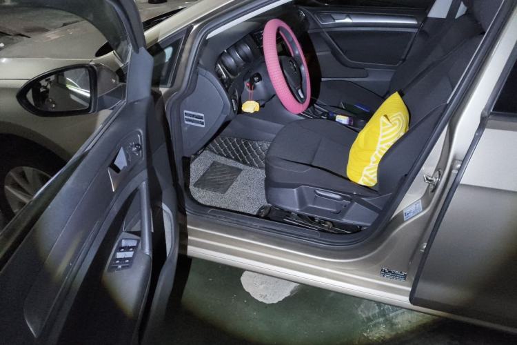 Used Volkswagen Golf 2015 1.6L Automatic Fashion Model Driver Seat