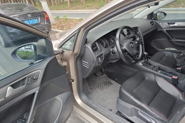 Used Volkswagen Golf 2015 1.2TSI Automatic Comfort Model Driver Seat