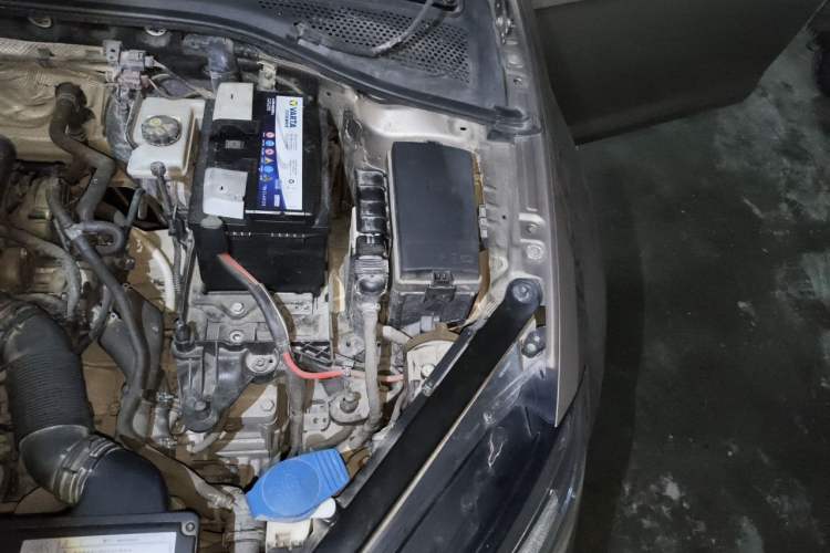 Used Volkswagen Golf 2015 1.6L Automatic Fashion Model Engine Bay Left