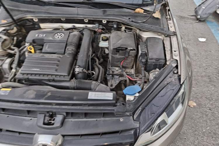 Used Volkswagen Golf 2015 1.4TSI Manual Comfort Model Engine Bay Left
