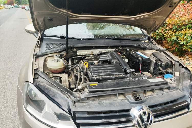 Used Volkswagen Golf 2015 1.4TSI Automatic Comfort Model Engine Bay Right