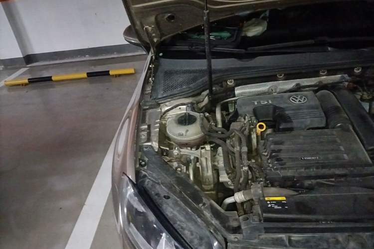Used Volkswagen Golf 2015 1.2TSI Automatic Comfort Model Engine Bay Right