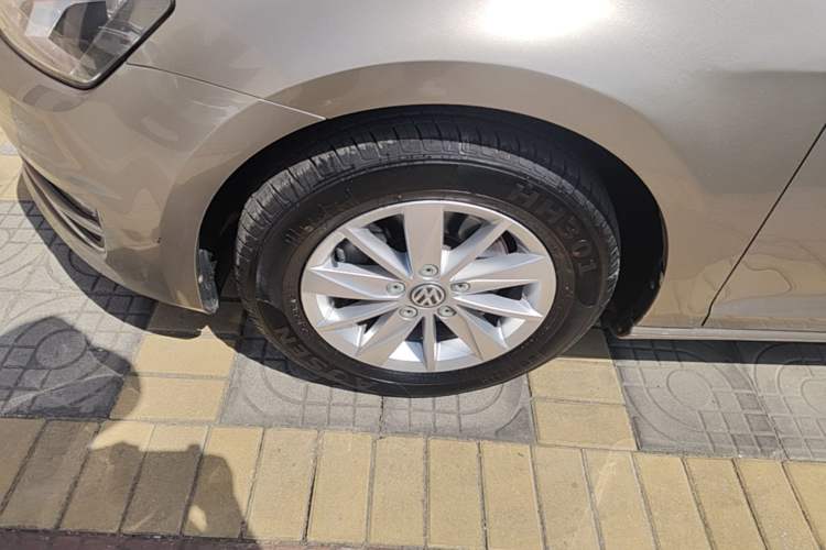Used Volkswagen Golf 2015 1.6L Automatic Fashion Model Exterior 4