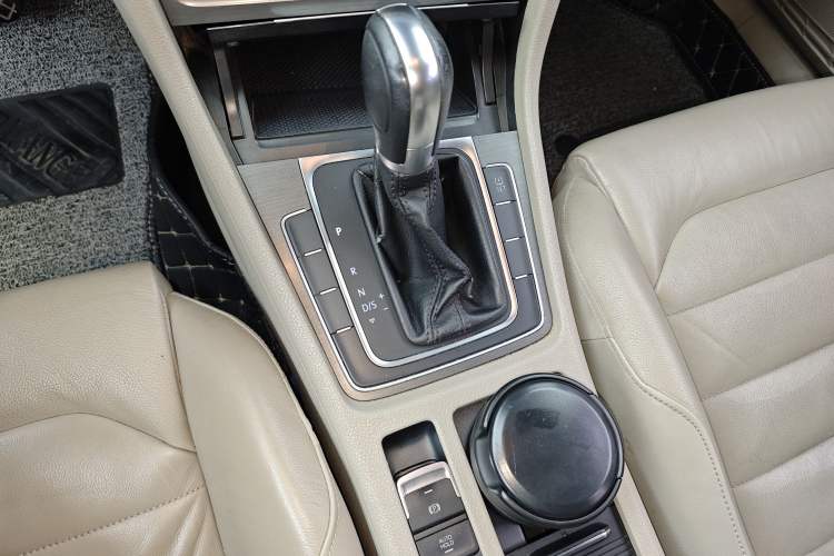 Used Volkswagen Golf 2015 1.6L Automatic Comfort Model Gear Lever