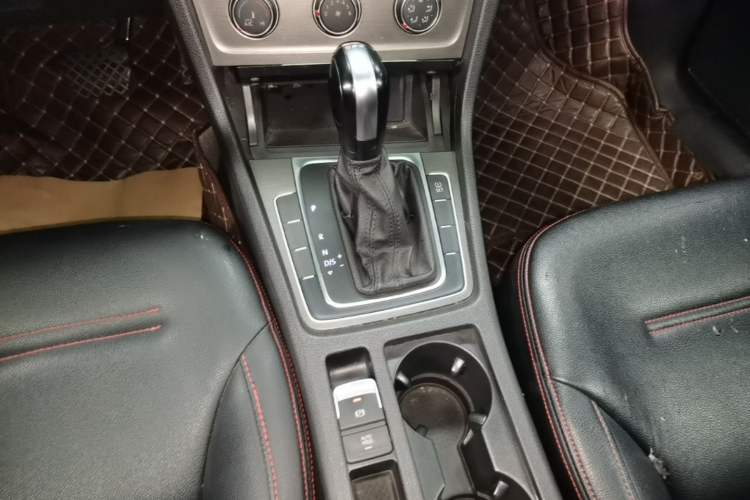 Used Volkswagen Golf 2015 1.4TSI Automatic Comfort Model Gear Lever