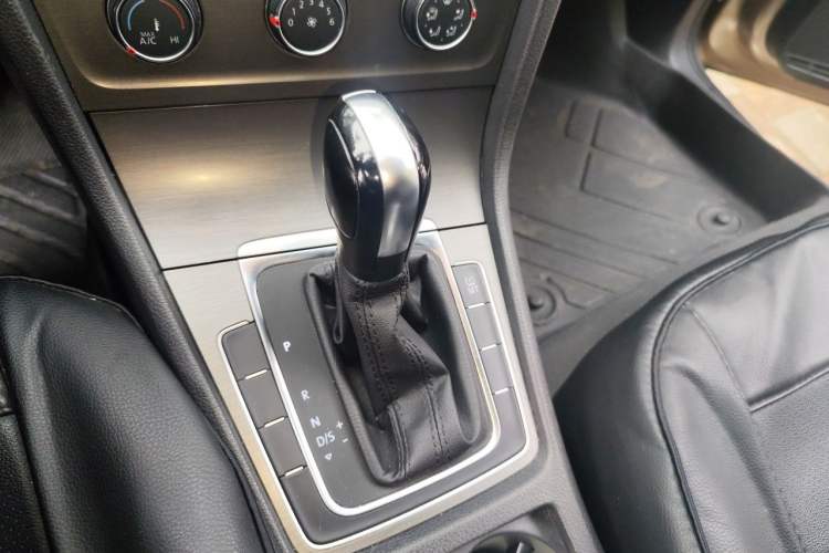 Used Volkswagen Golf 2015 1.6L Automatic Comfort Model Gear Lever
