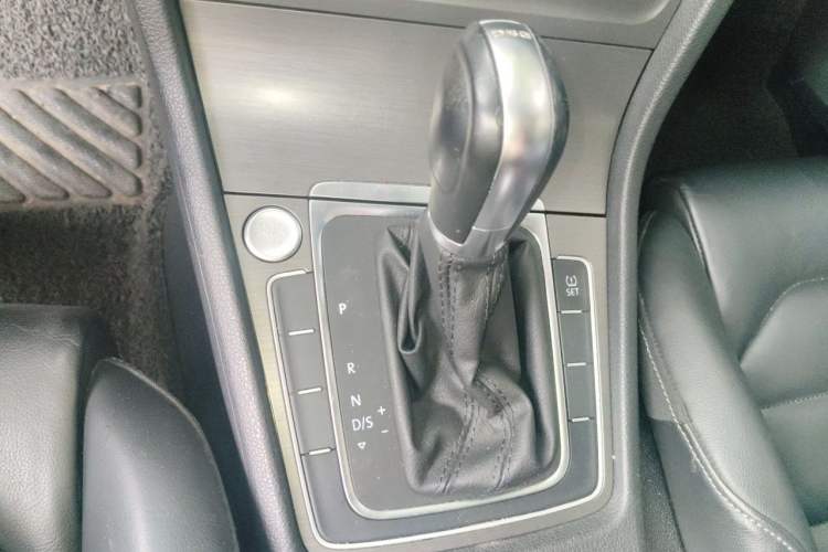 Used Volkswagen Golf 2015 1.4TSI Automatic Luxury Model Gear Lever