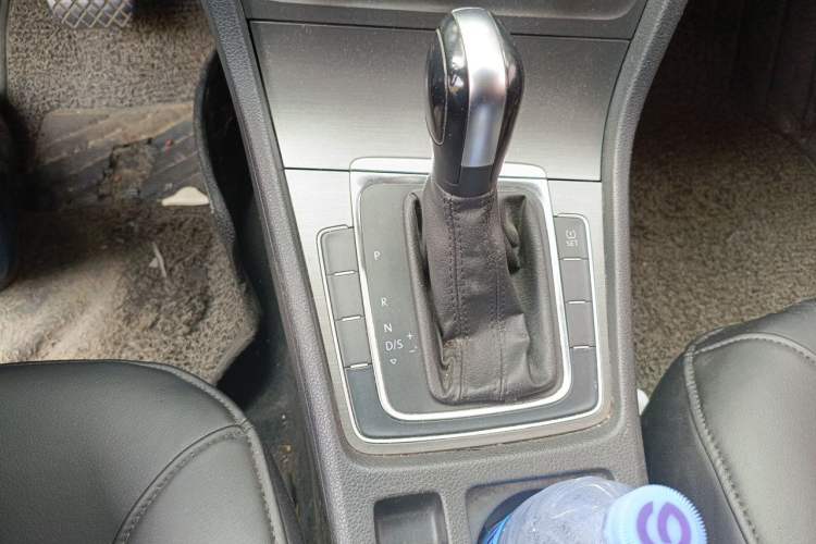 Used Volkswagen Golf 2015 1.6L Automatic Comfort Model Gear Lever
