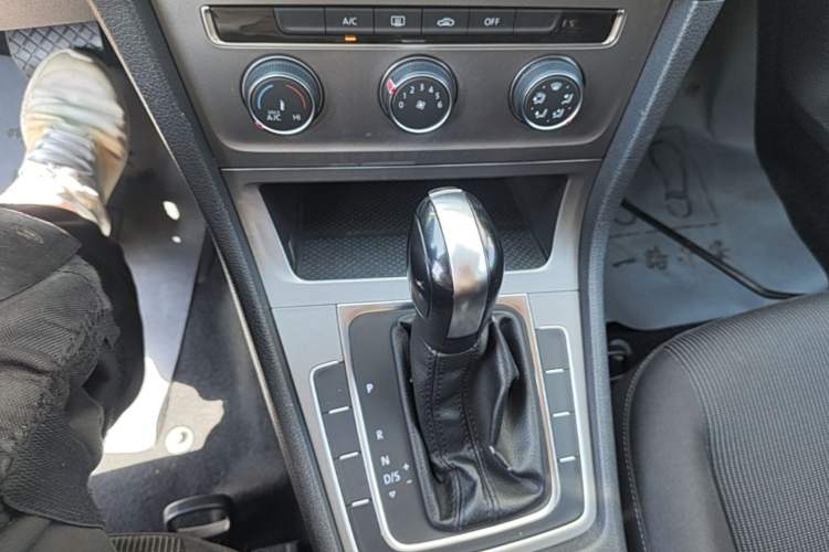 Used Volkswagen Golf 2015 1.6L Automatic Fashion Model Gear Lever